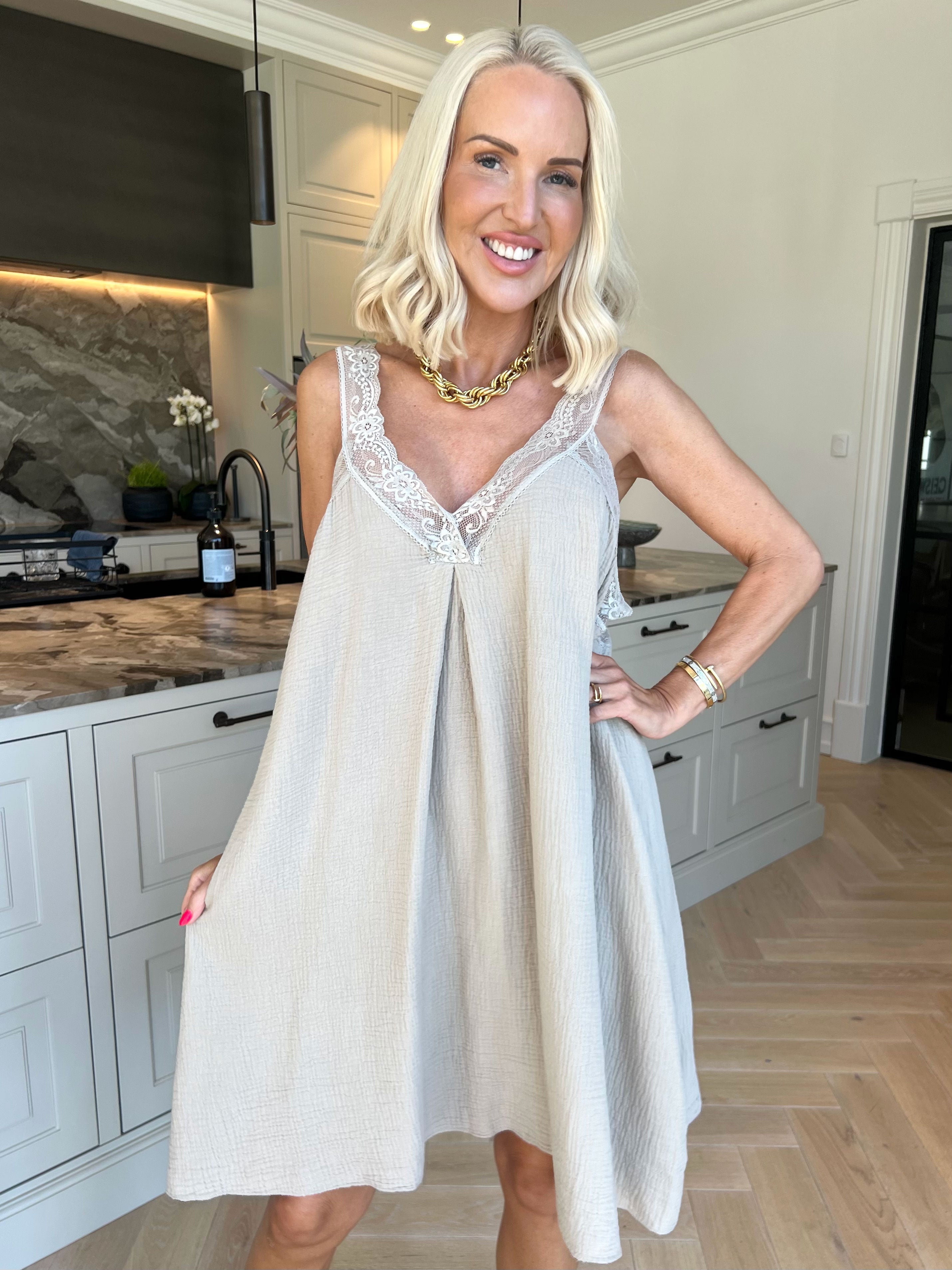 Taimi - Plus size kjole i bomulds-musselin stof med blondestropper